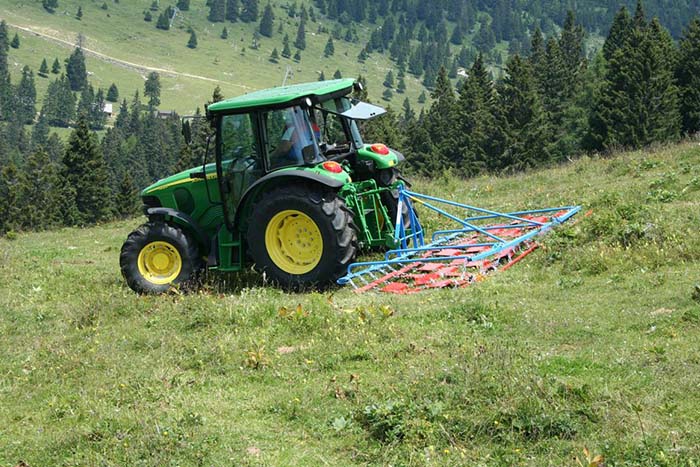 Travniška brana Graser – vsestranski priključek za nego travnih površin